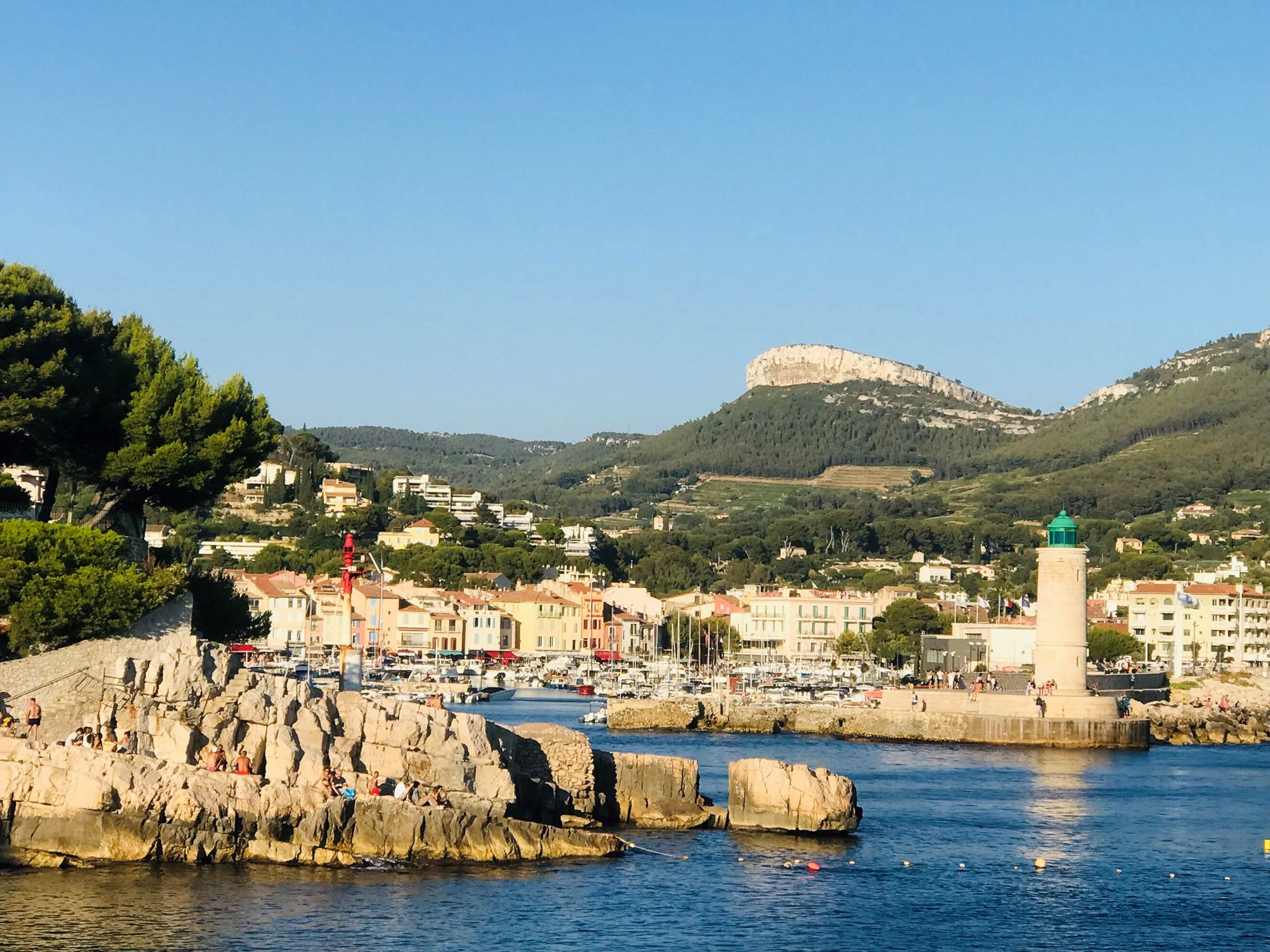 Le Port vu depuis Bestouan © Office de Tourisme de Cassis