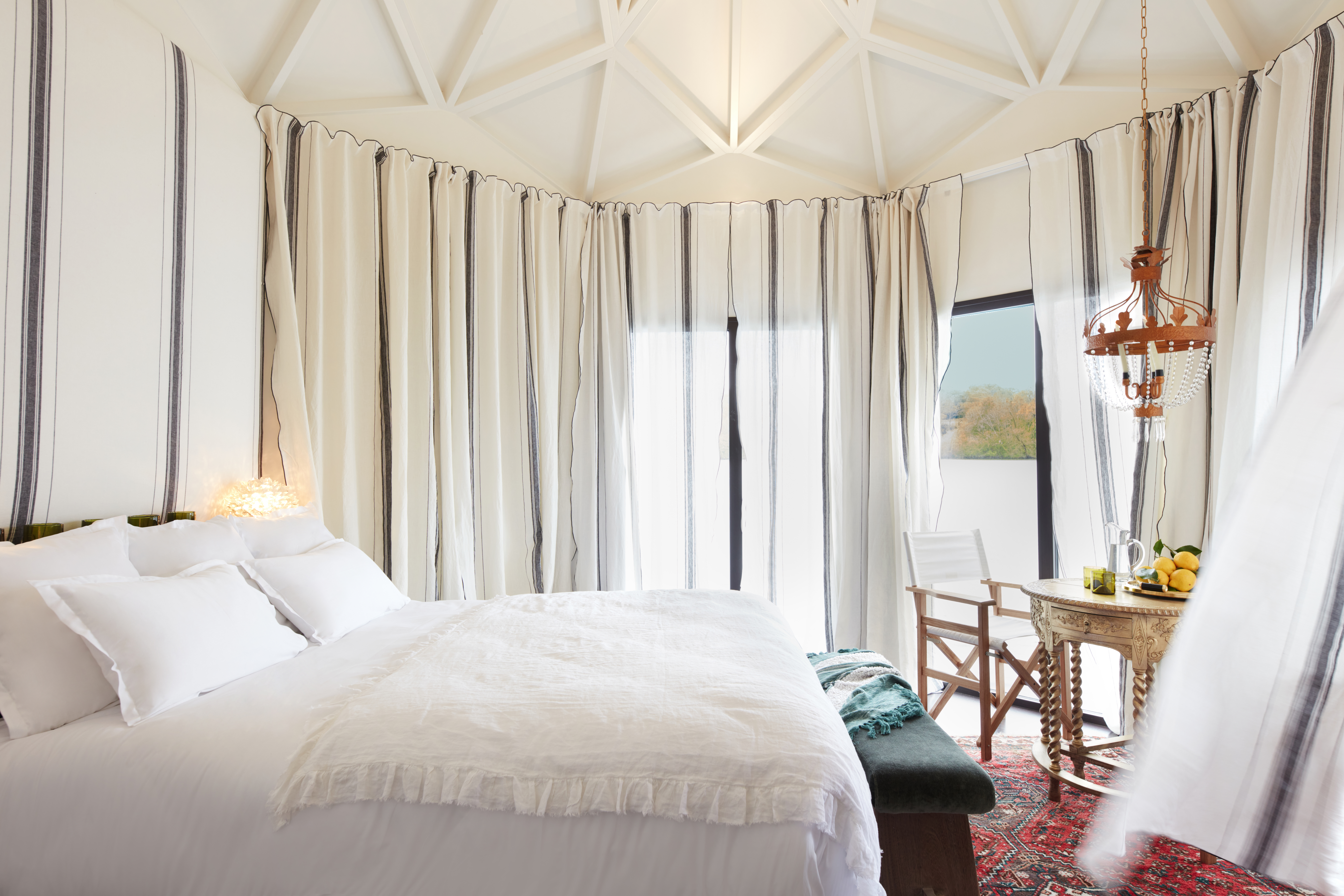 Chambre Chateau de Brindos ©Gaelle Le Boulicaut