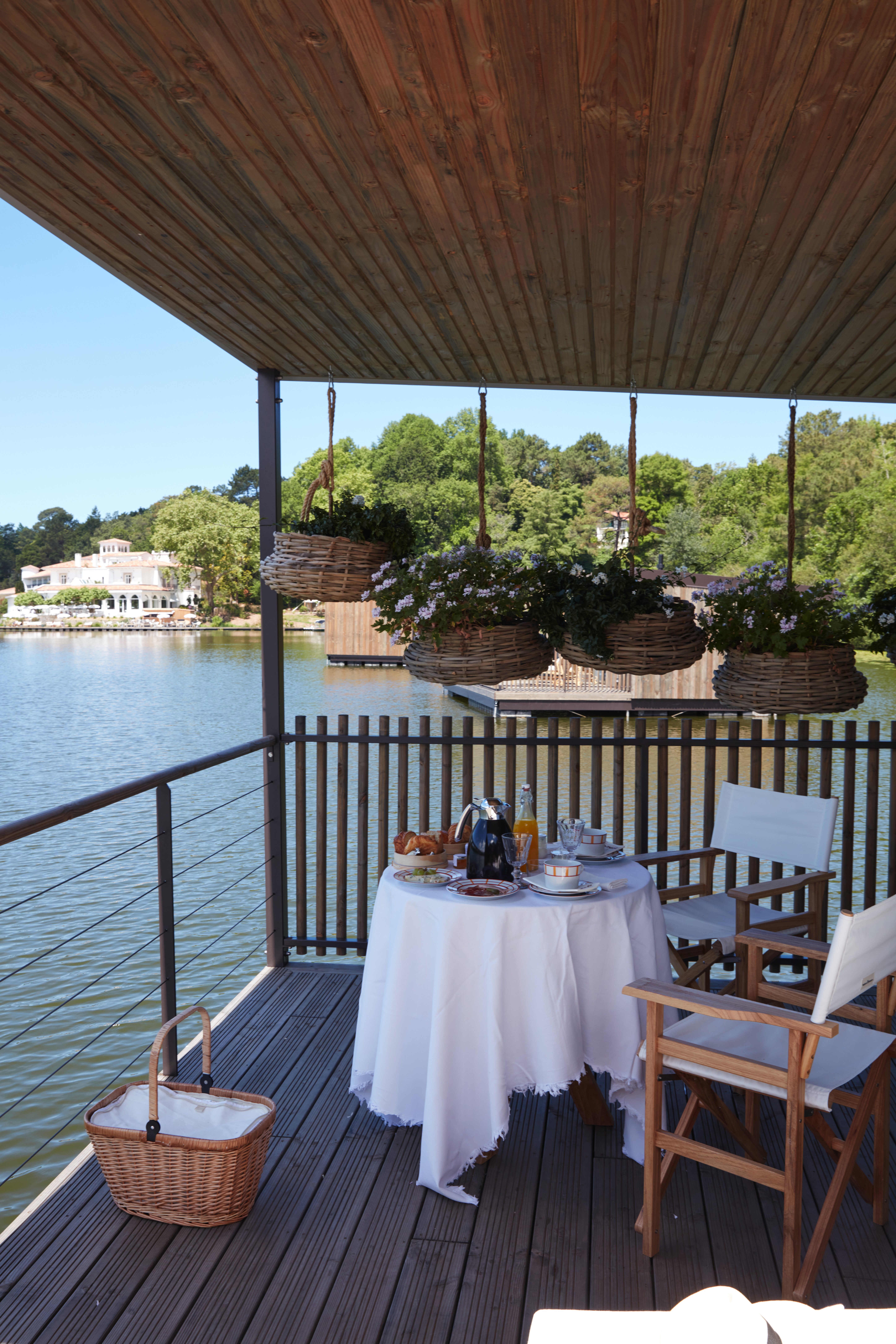 Lodge flottant - terrasse - Chateau de Brindos ©Gaelle Le Boulicaut
