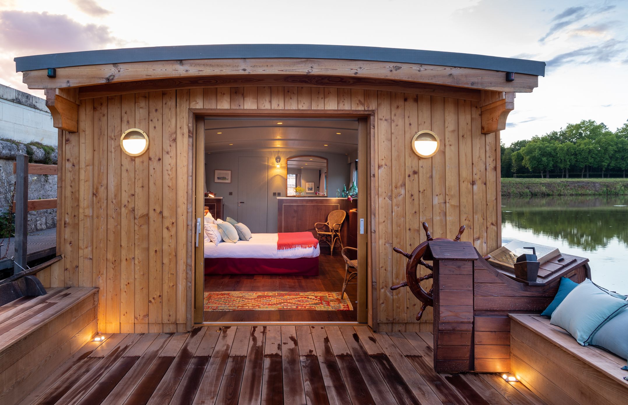 Toue relais Chambord - exterieur le soir - Tour de relais de Chambord, ©Anne-Emmanuelle Thion