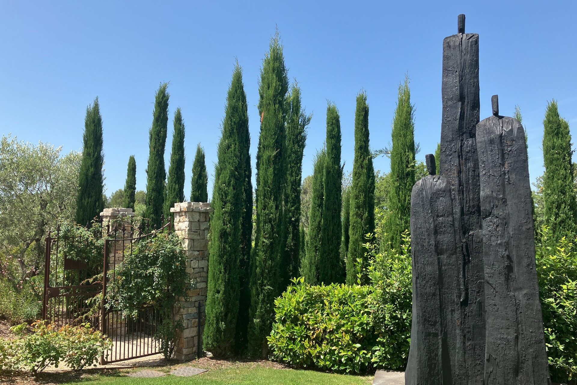 cypriere avec sculpture “ouvrir le noir” de christian lapie ©gentlemen travellers