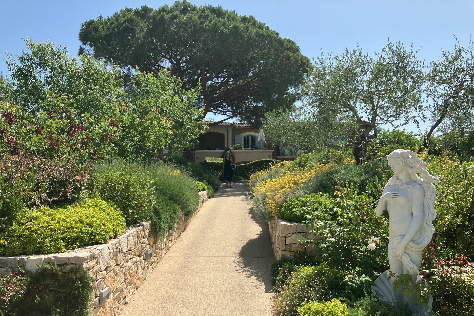 jardins avec sculpture “la naissance de venus” de botticelli ©gentlemen travellers