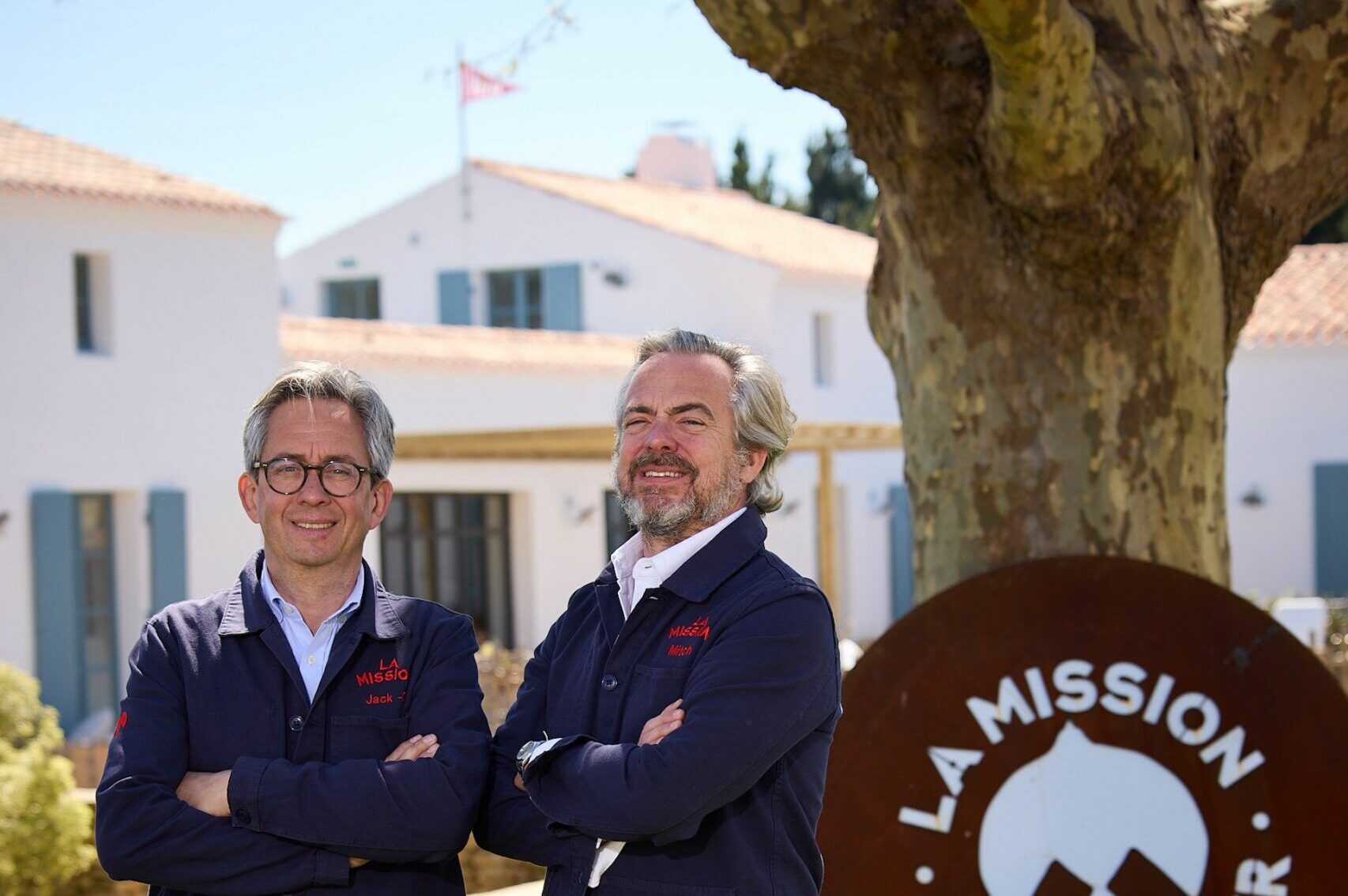 Les hôteliers impertinents/ Portrait Michel Delloye et Jacques-Olivier Larant  dans les jardins de La Mission © Arnaud Lombard