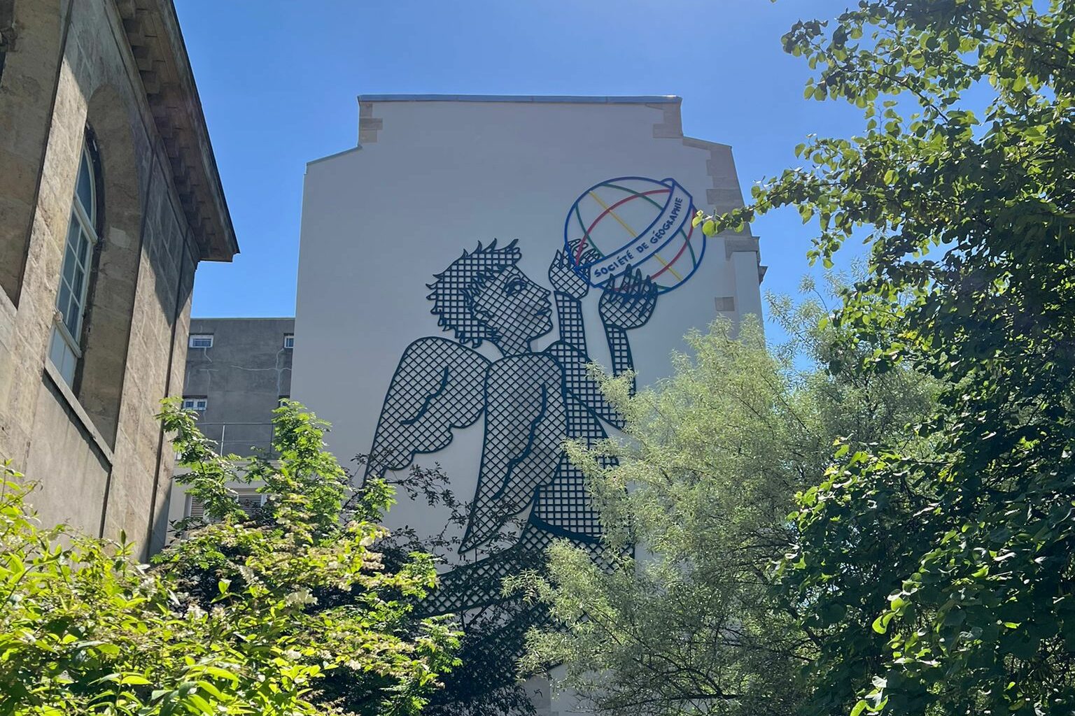 L'installation de L'Ange Géographe de Jean Charles de Castelbajac