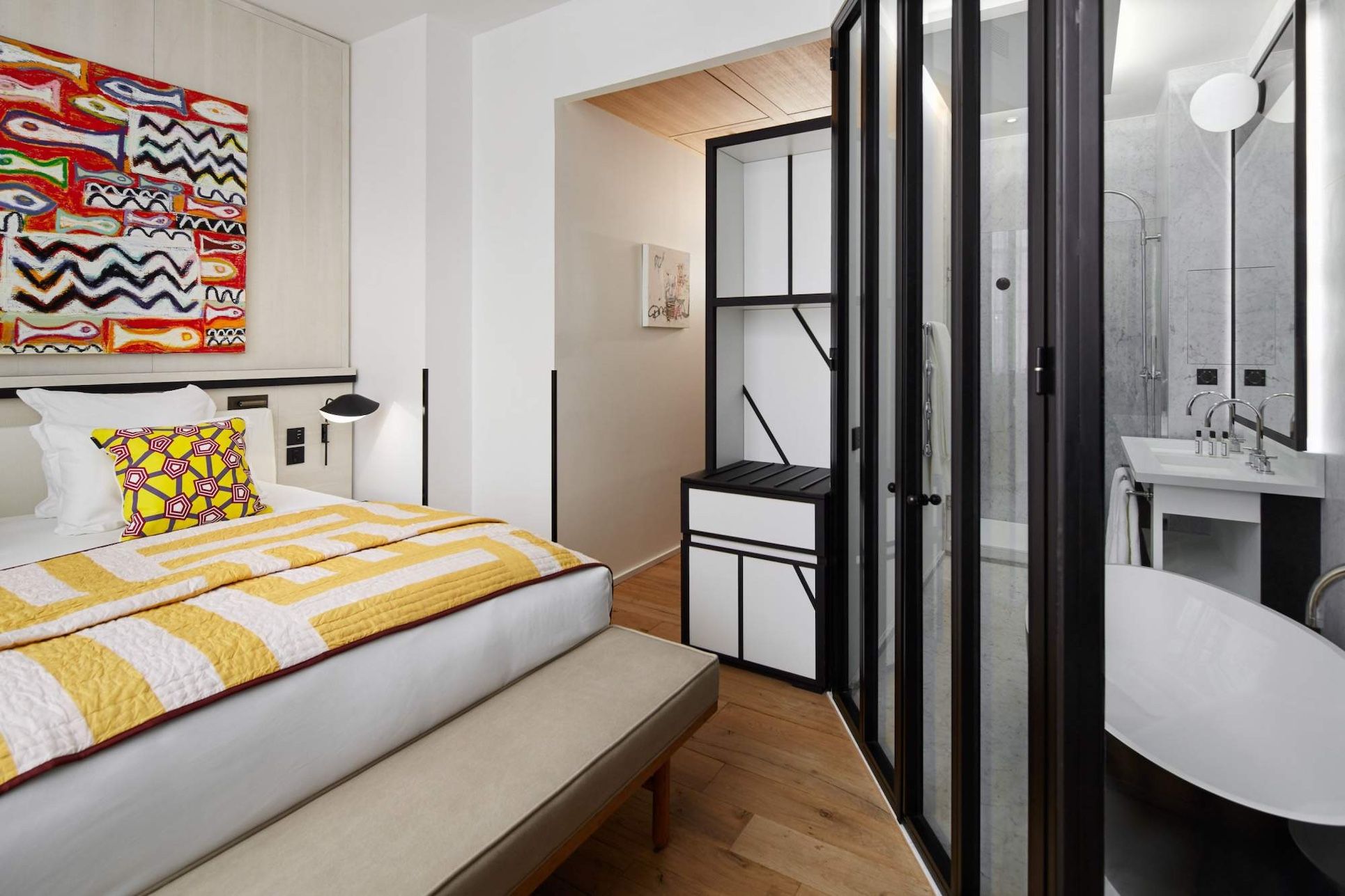 la chambre ouverte sur la salle de bains de l'Hôtel du Misnistère