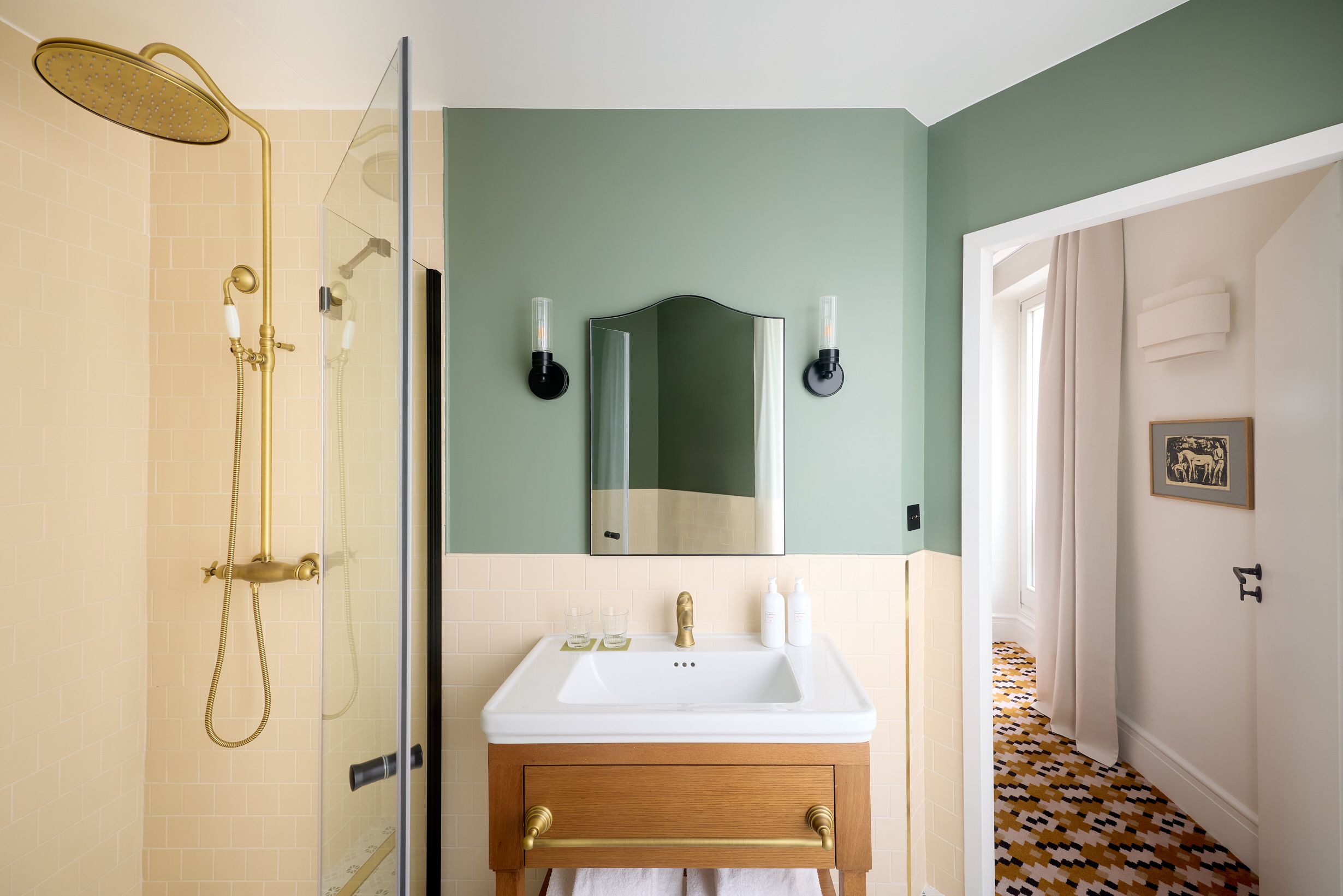 la salle de bains aux couleurs de printemps de l'hôtel Noucha à Paris, Terlia Hospitality