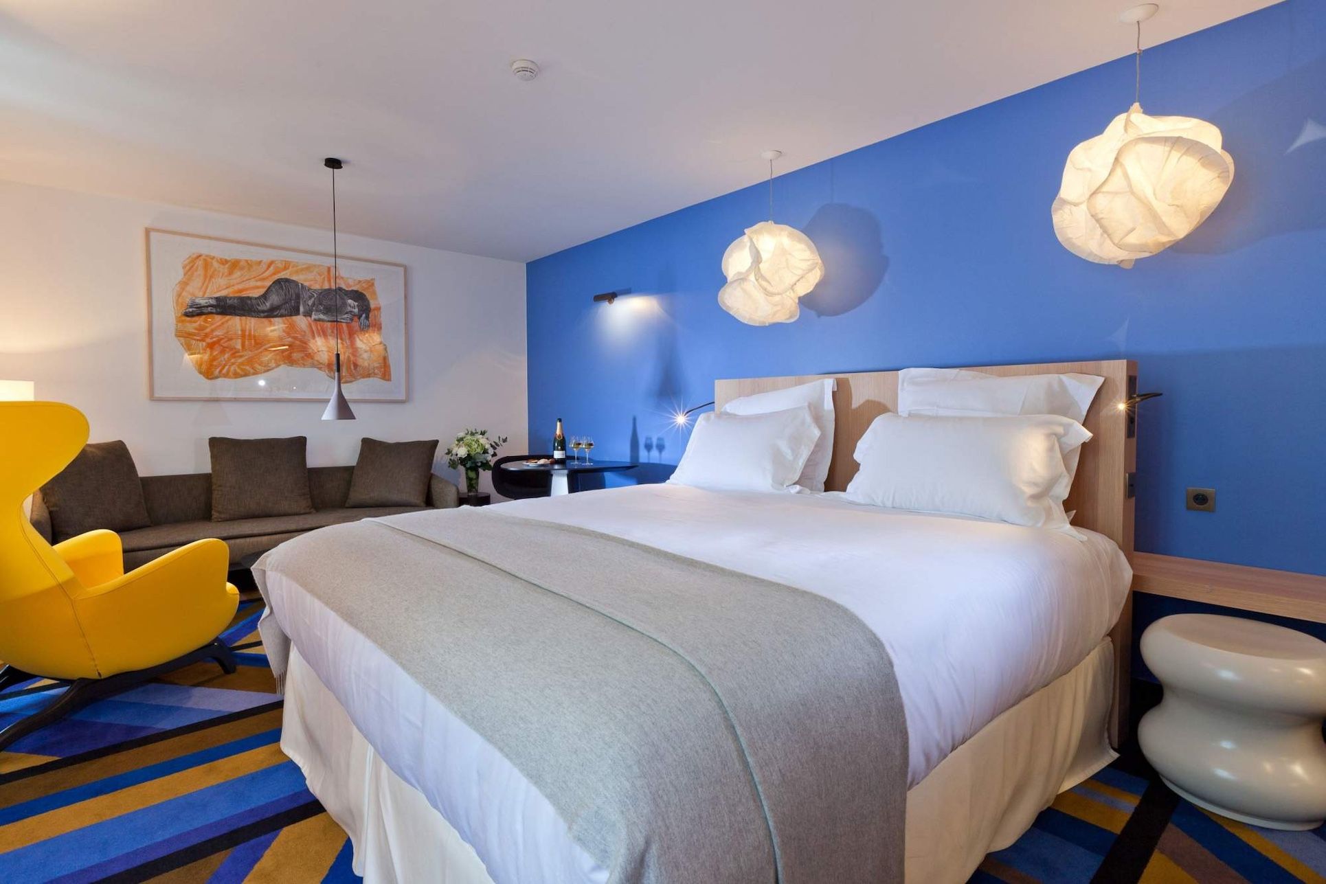 Chambre moderne et colorée de l'Hôtel du Ministère à Paris dans le 8ème