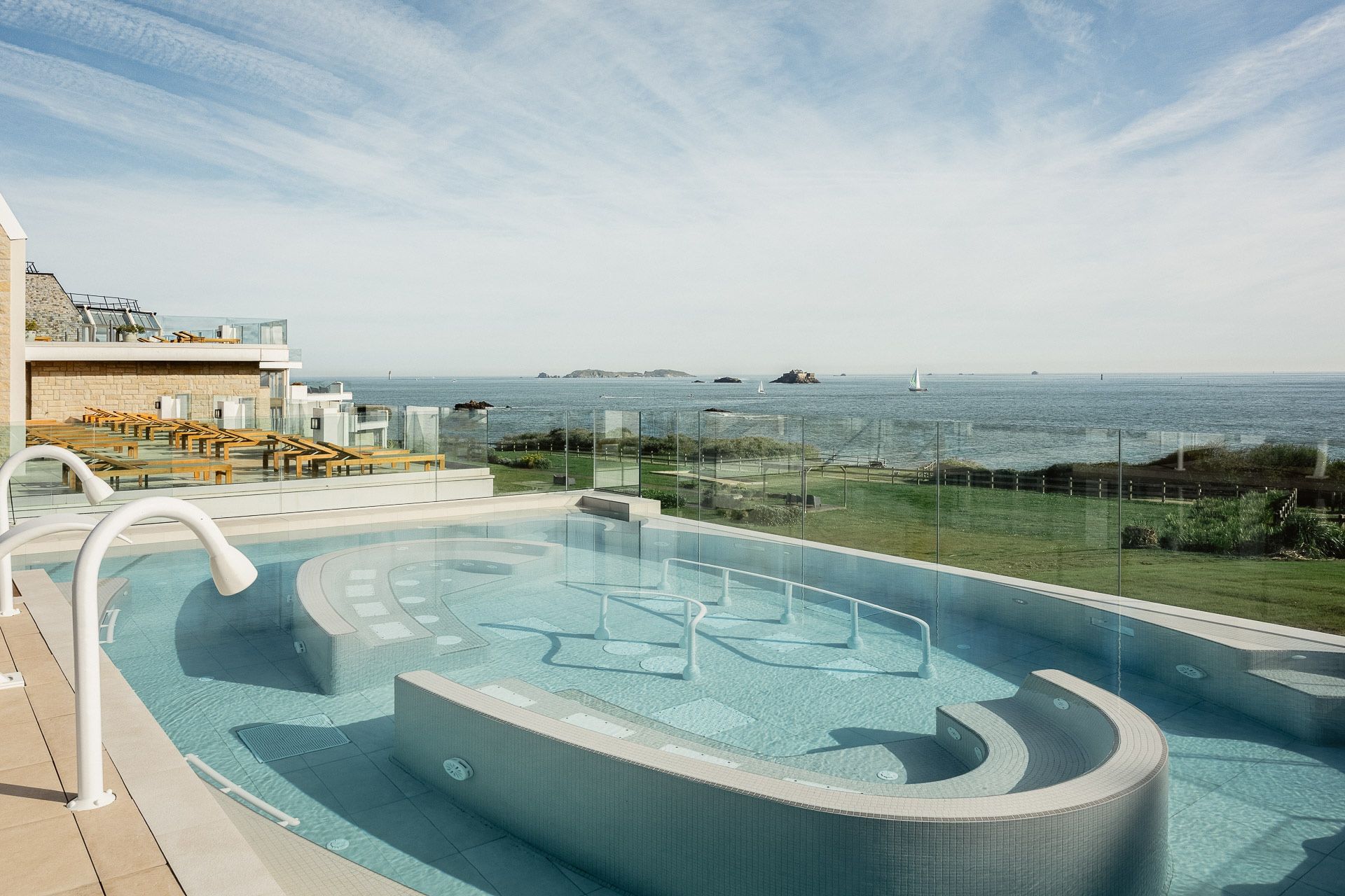 EMERIA Dinard Hôtel Thalasso & Spa-la piscine extérieure face à la mer