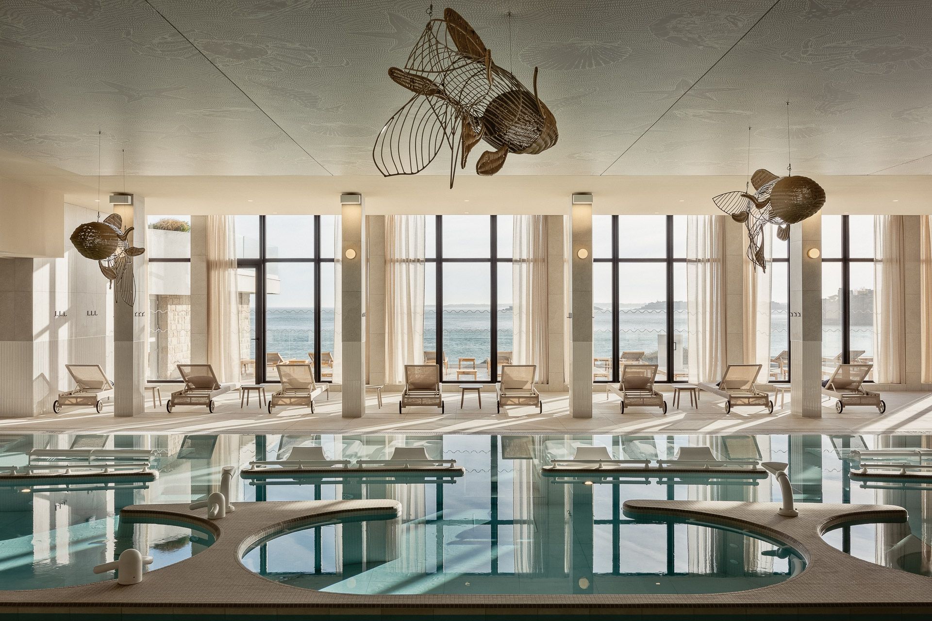 EMERIA Dinard Hôtel Thalasso & Spa-la psicine intérieure et son parcours aquatique