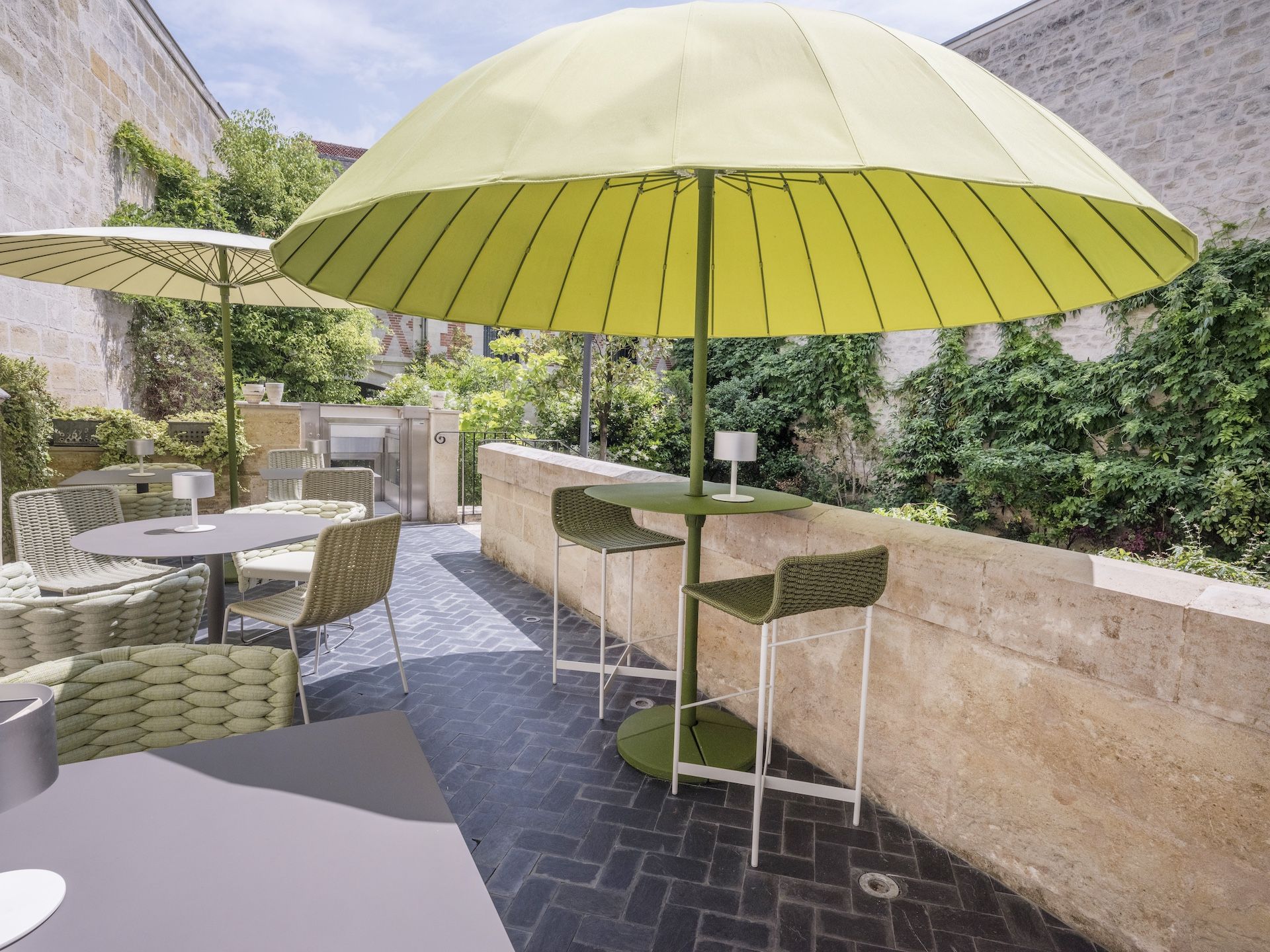 YNDŌ, sufr la terrasse