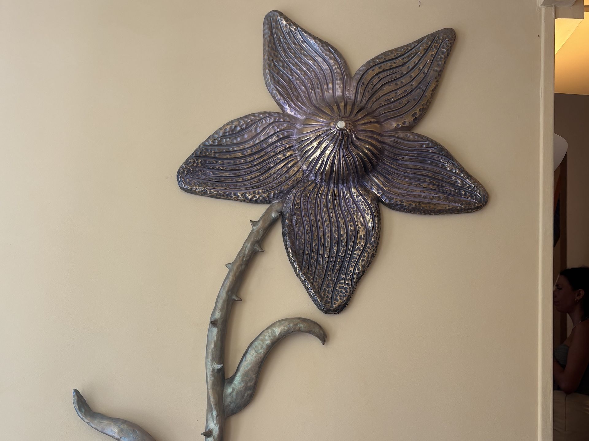 La Folie Barbizon bas relief @ Sarah Valente © Capucine Plume