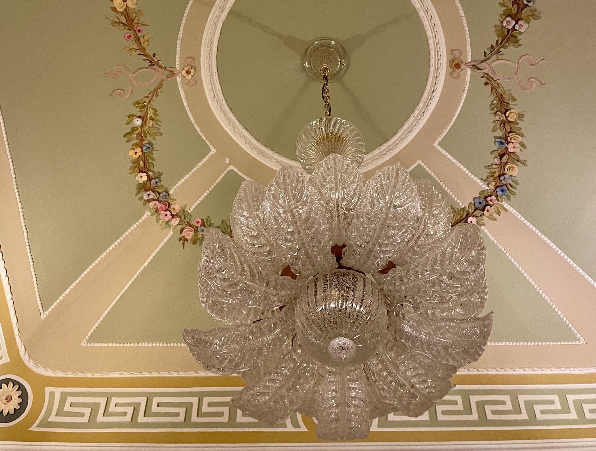 Détails Lustre en cristal et frise © Capucine Plume