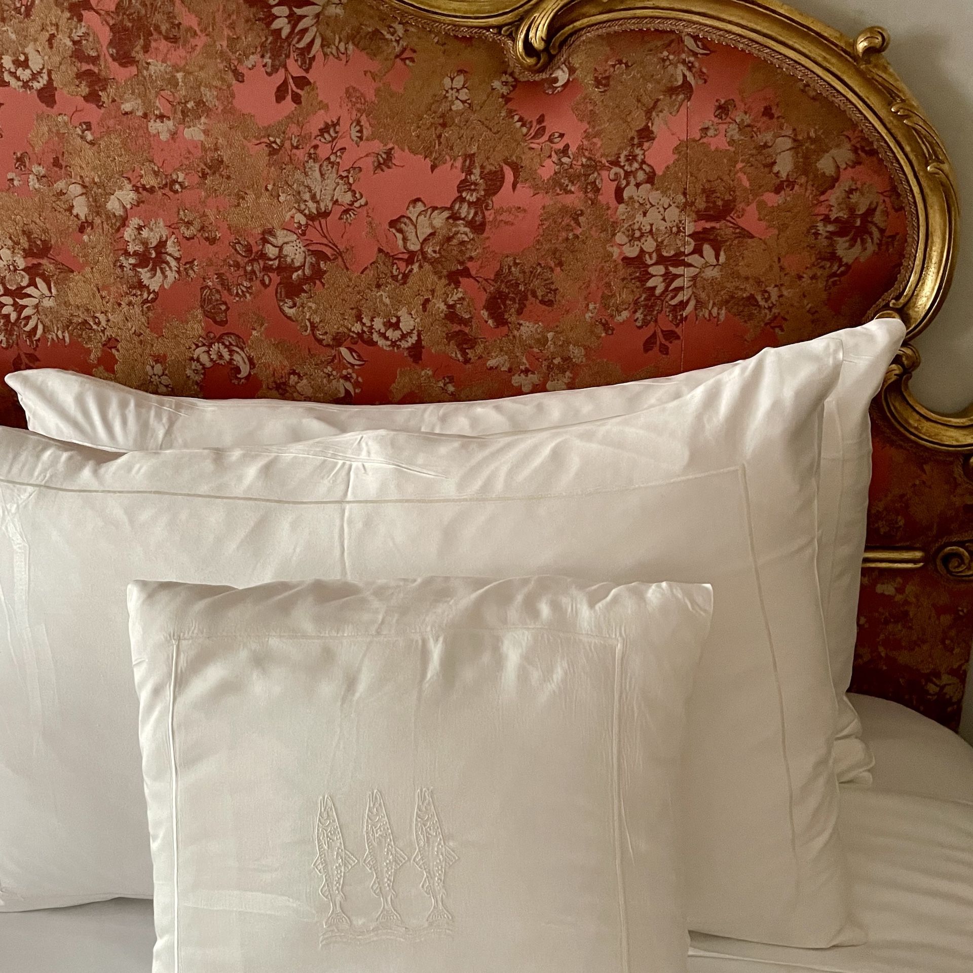 Détails parure de lit brodé Passalacqua lake Como © Capucine Plume