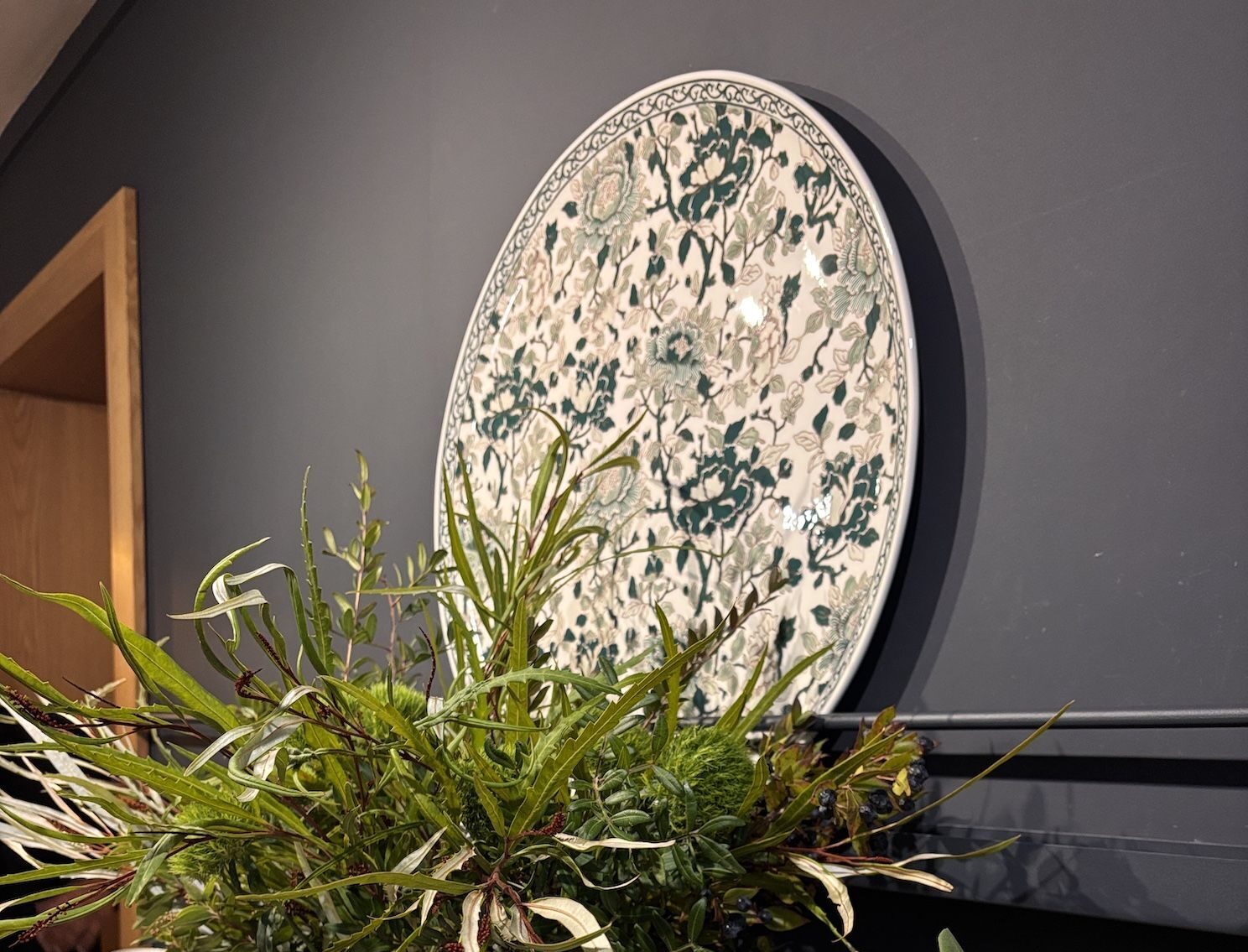 Grand Plat Pivoines Vert. Faïencerie de Gien