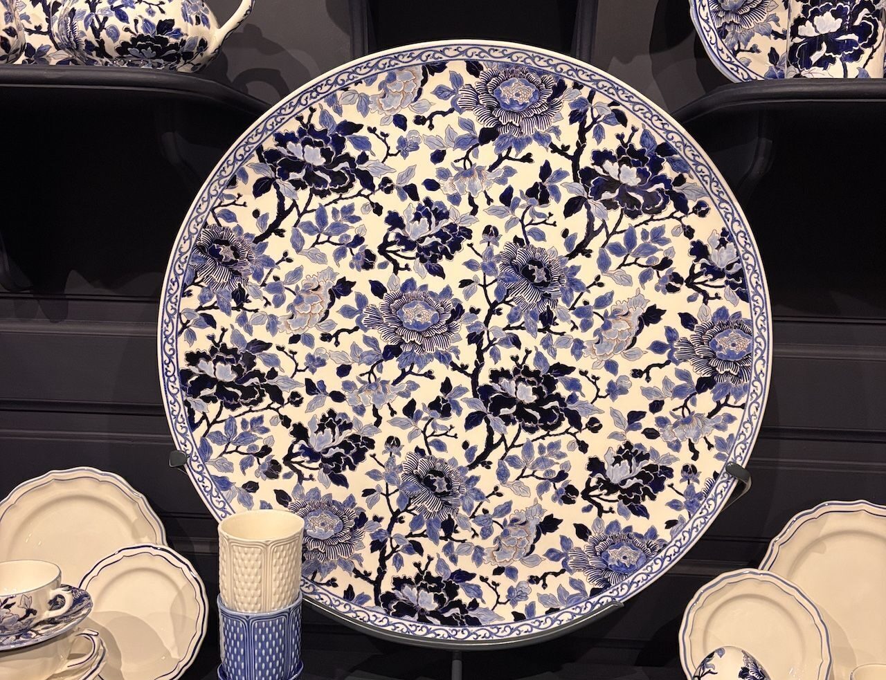 Faïencerie de Gien. Grand Plat Pivoines bleues