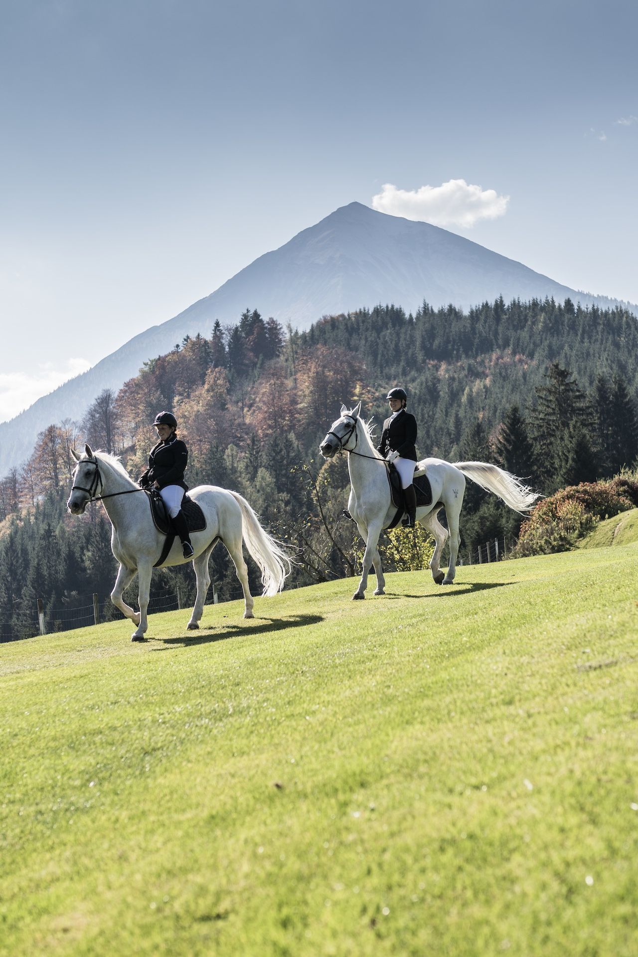 En Autriche, monter les chevaux Lipizzan au pied des montagnes du Karwendel du Tyrol ©Posthotel Achenkirch