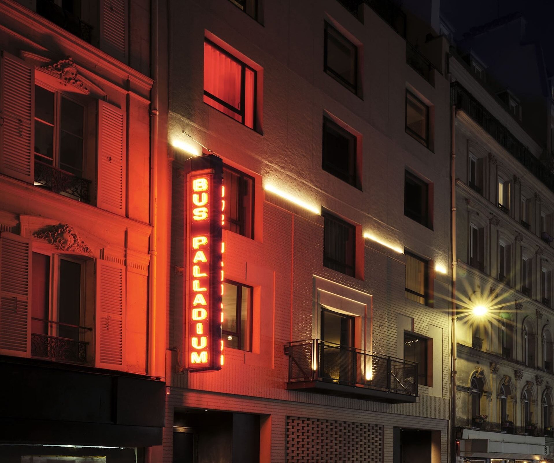 Lles Néons du Bus Palladium rallumés par Chapitre Six © Matthieu Salvaing