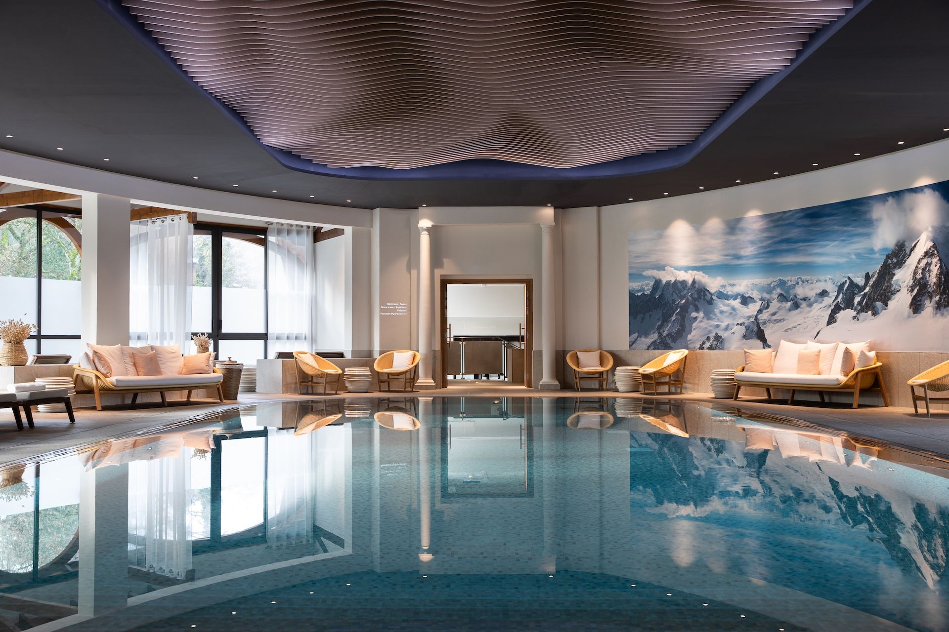 la piscine intérieure de Hôtel Royal Evian à l'Evian Spa