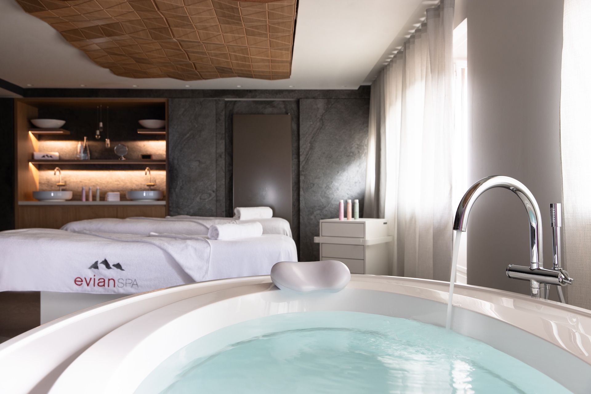 la piscine intérieure de Hôtel Royal Evian à l'Evian Spa