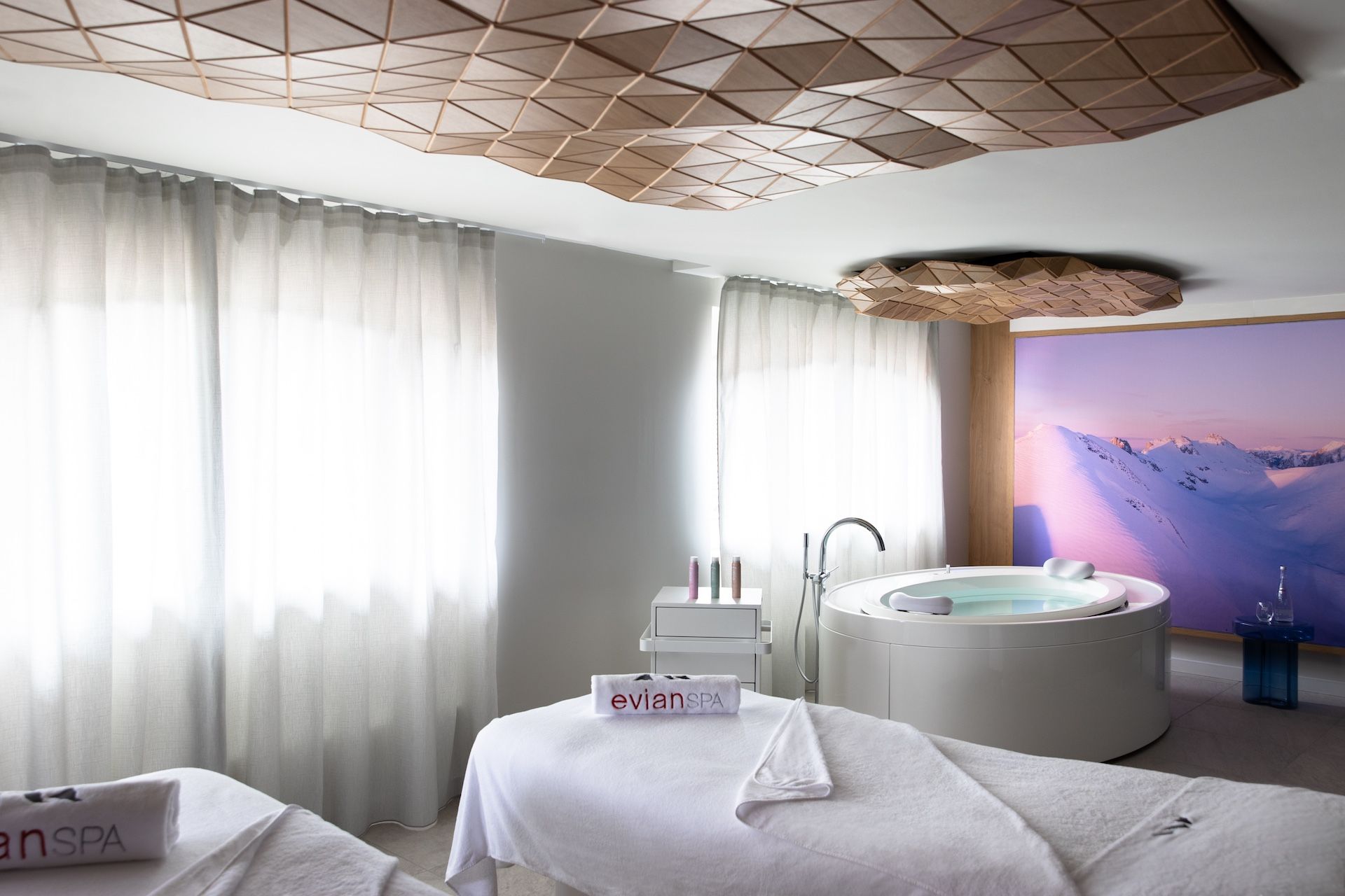 la piscine intérieure de Hôtel Royal Evian à l'Evian Spa