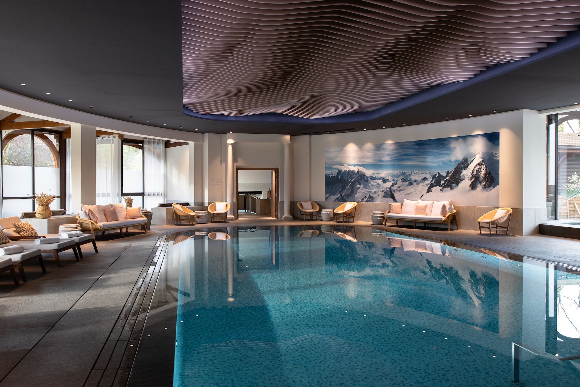 la piscine intérieure de Hôtel Royal Evian à l'Evian Spa