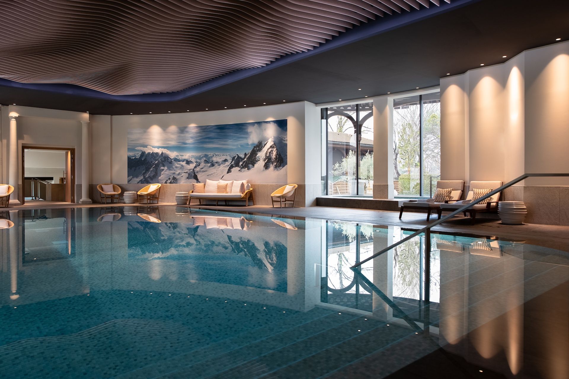 la piscine intérieure de Hôtel Royal Evian à l'Evian Spa