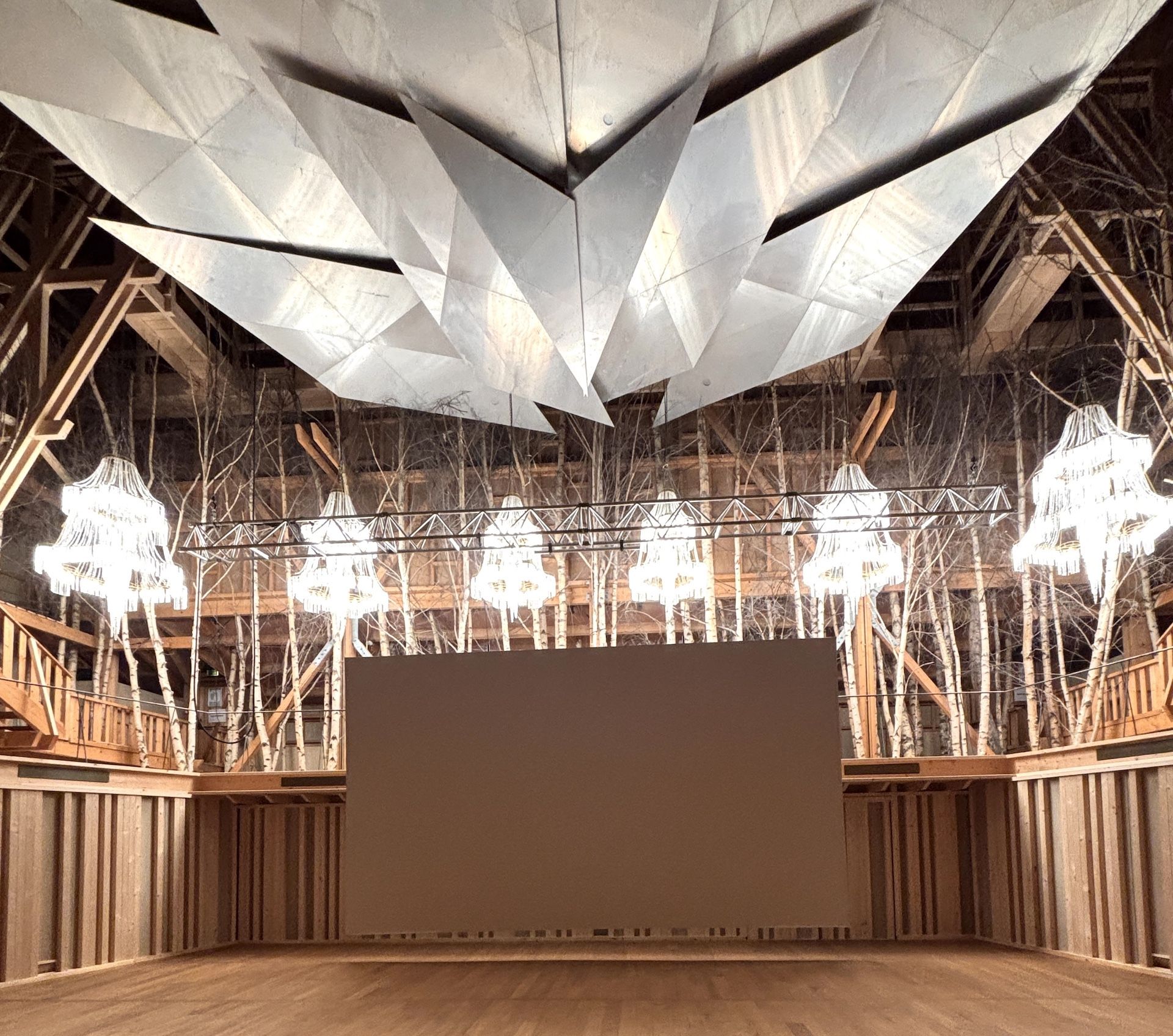 Les lustres fantomatiques en verre de Murano de La Grange au Lac à Evian © Capucine Plume