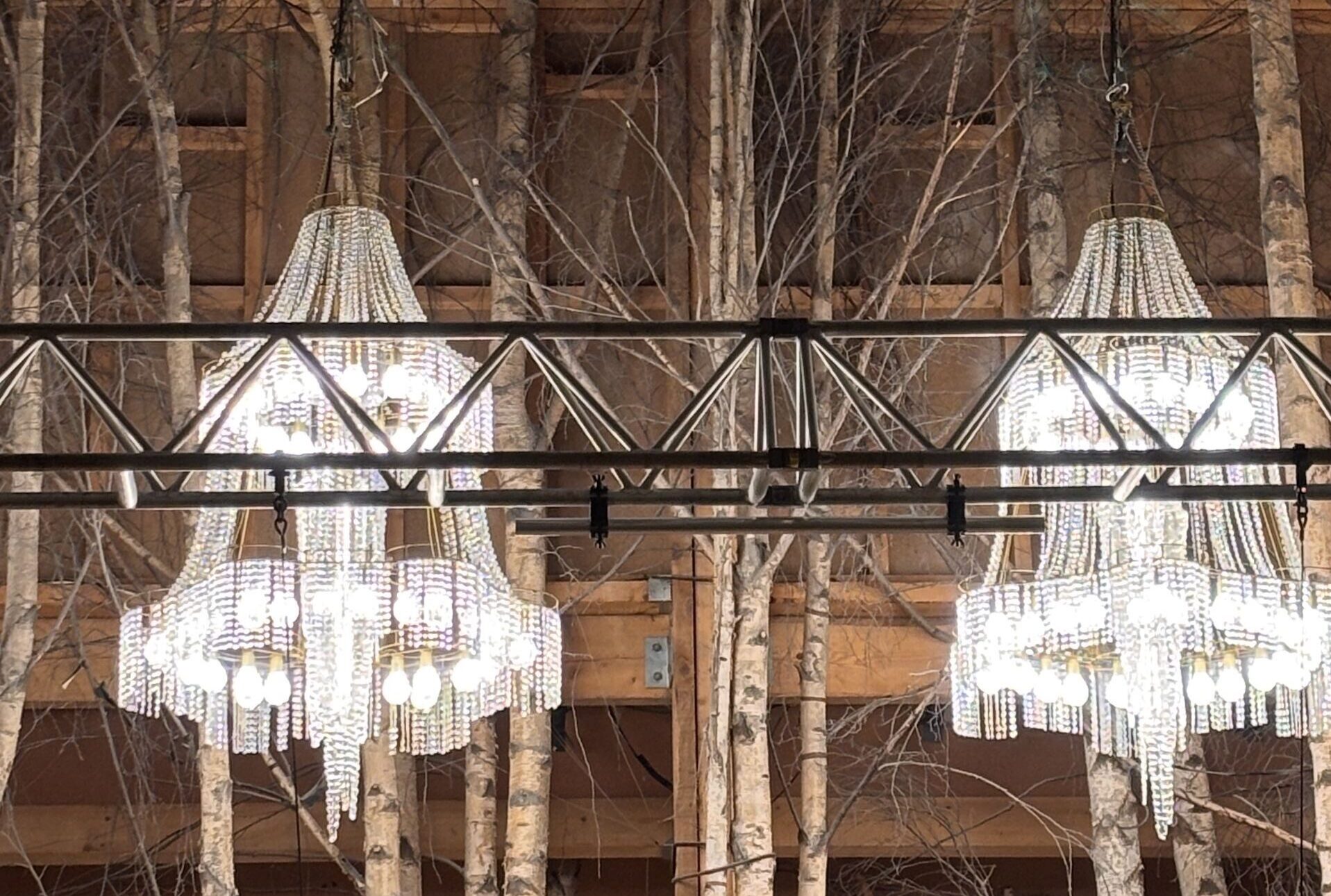 Les lustres fantomatiques en verre de Murano de La Grange au Lac à Evian © Capucine Plume