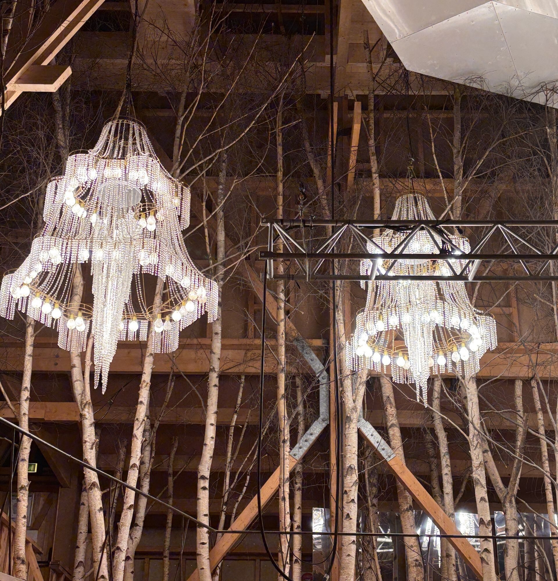 Les lustres fantomatiques en verre de Murano de La Grange au Lac à Evian © Capucine Plume