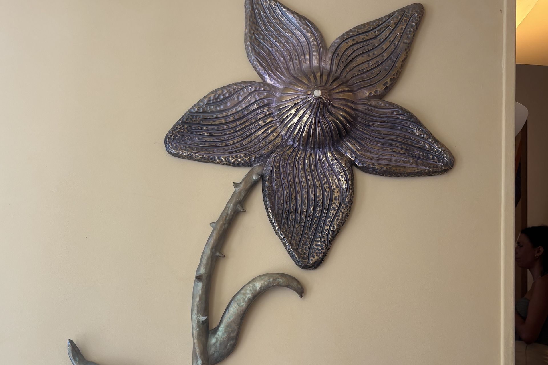 La Folie Barbizon bas relief @ Sarah Valente © Capucine Plume