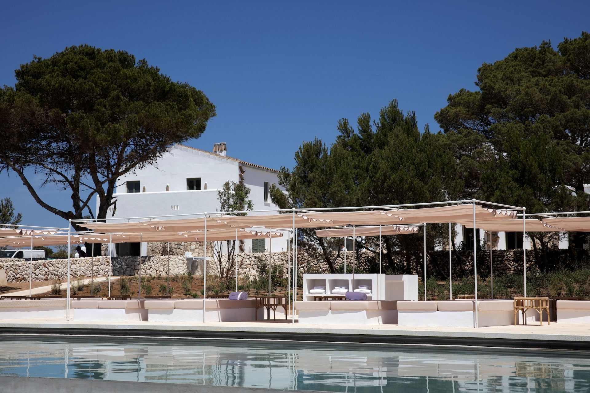 Piscine hôtel Menorca @Karel Balas