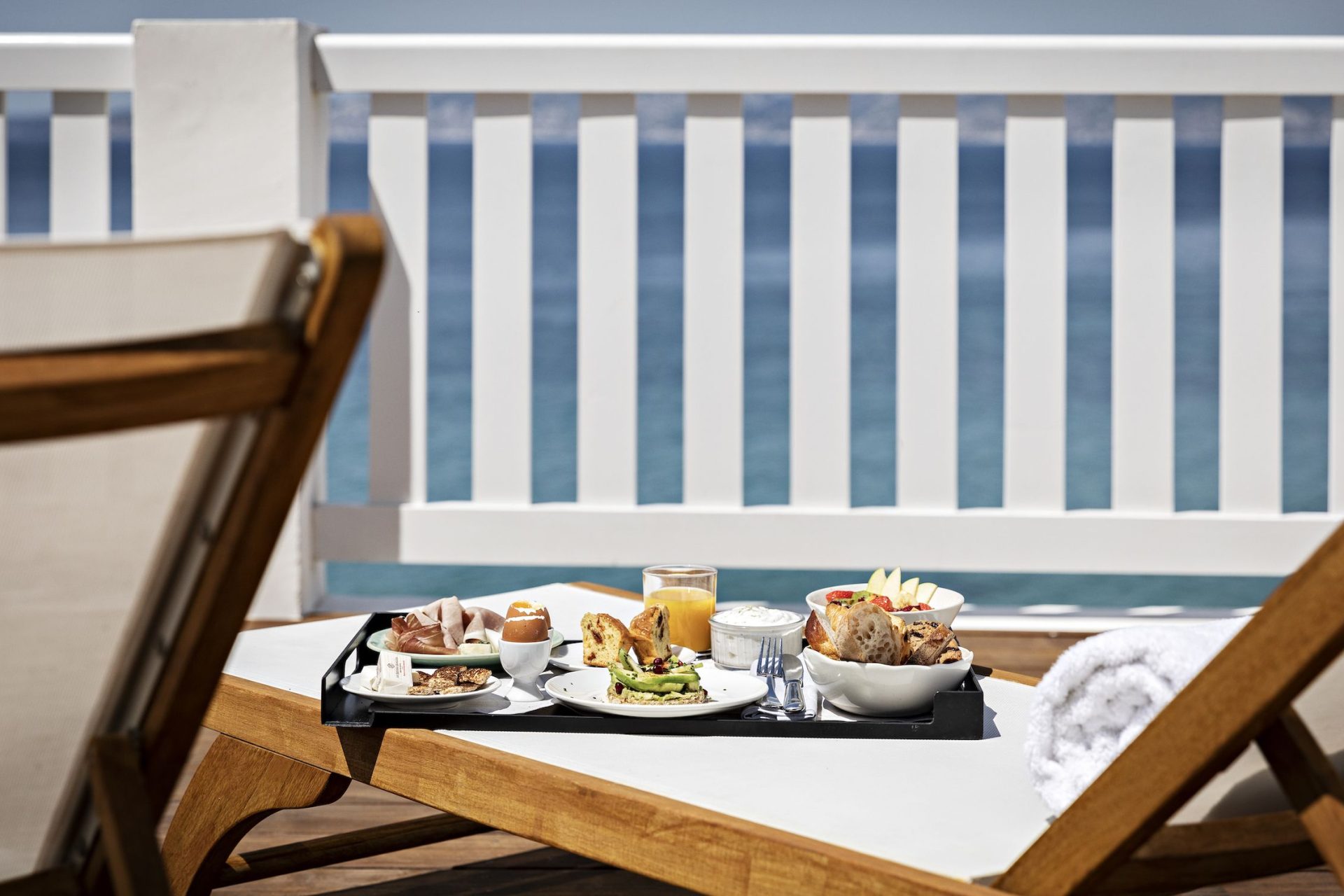 Petit déjeuner dans la chambre de l'hôtel Bords de Mer @Yann Deret