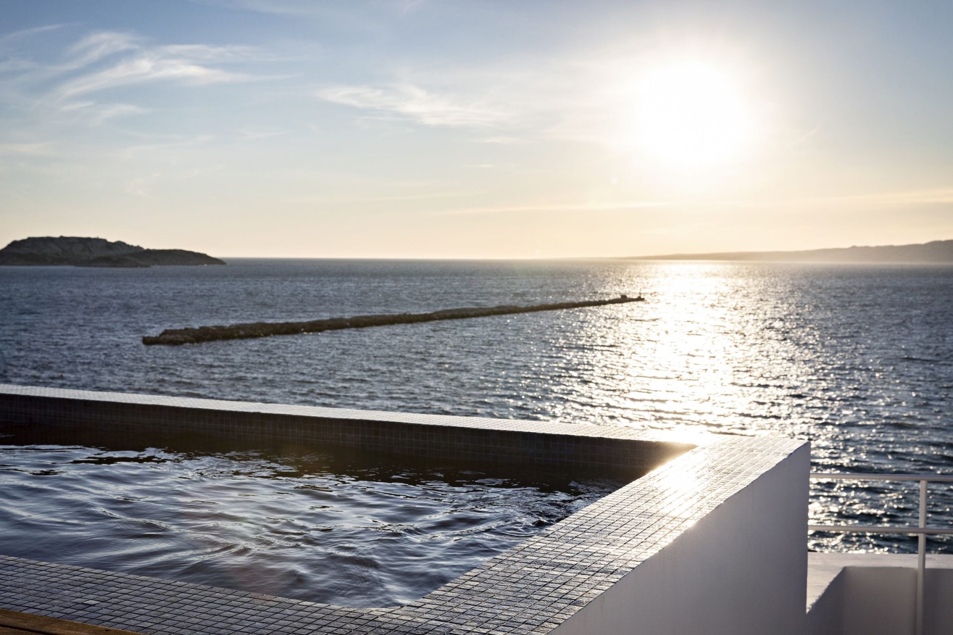 Piscine le soir à l'hôtel Bords de mer @Yann Deret