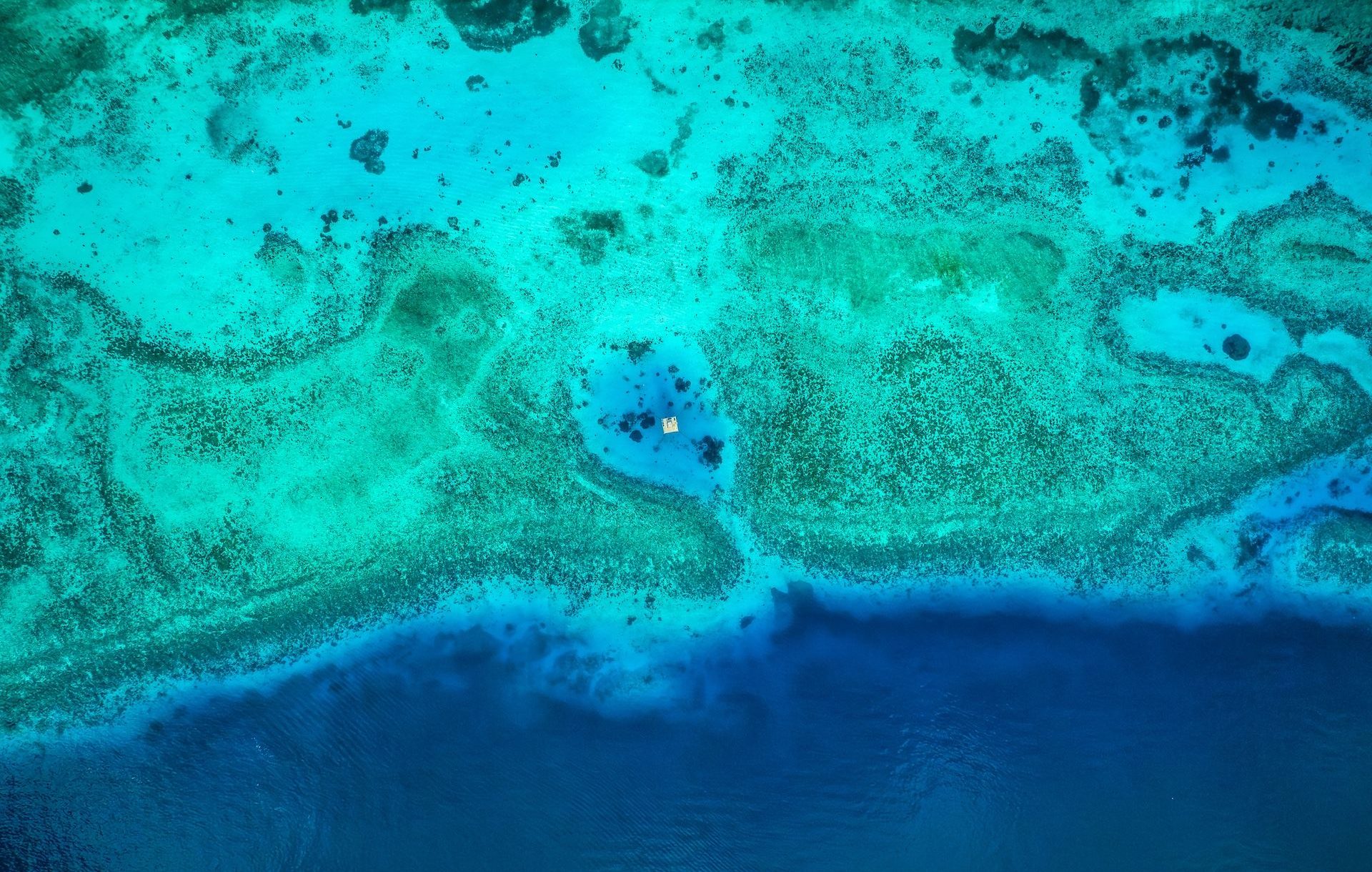 Vue du ciel Chambre vue de l'exterieur Manta Resort - Sharon SUnrise UnderwaterRoom - scaled DR