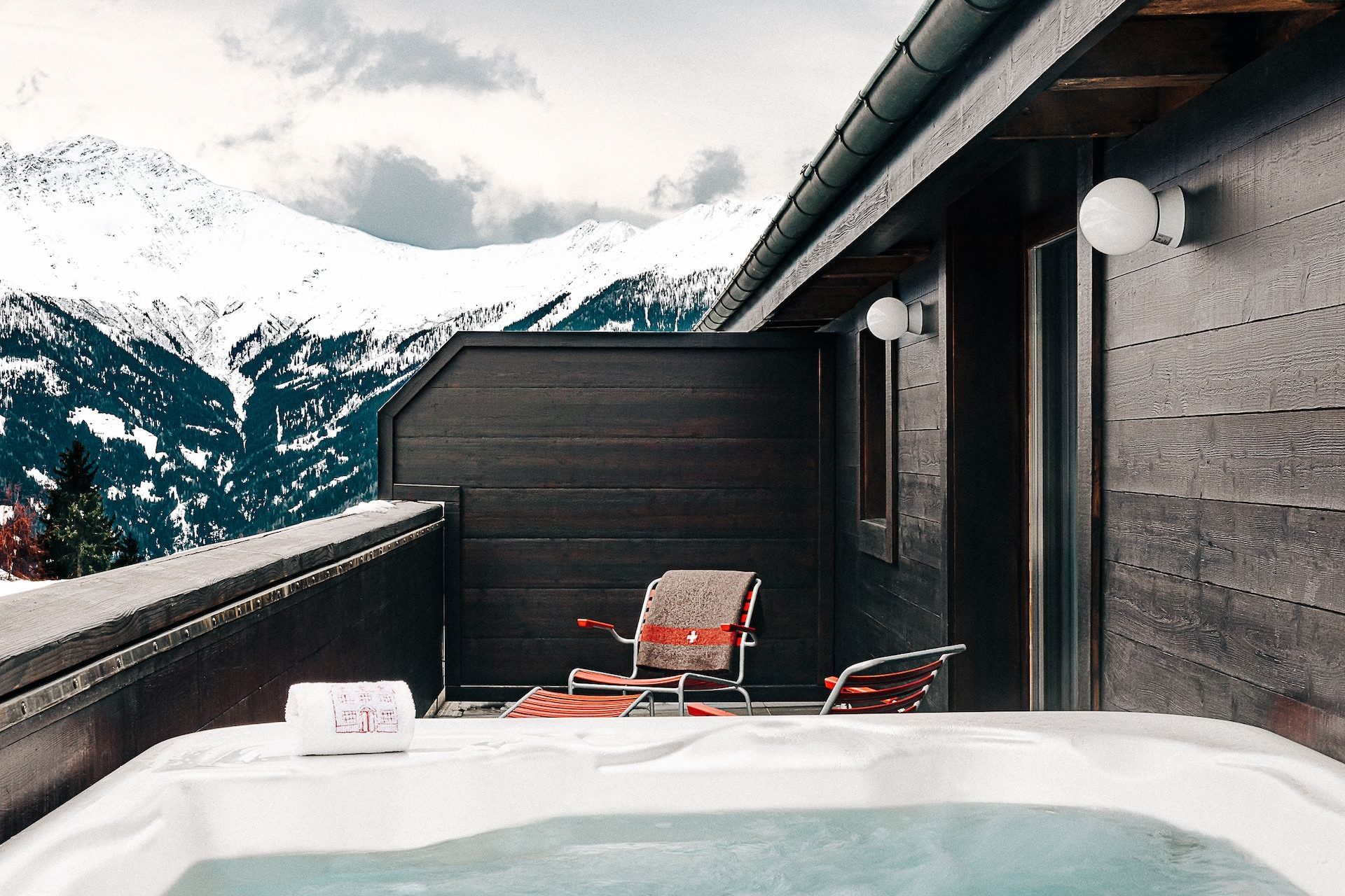 VS - winter mountain jacuzzi © Mr.Tripper