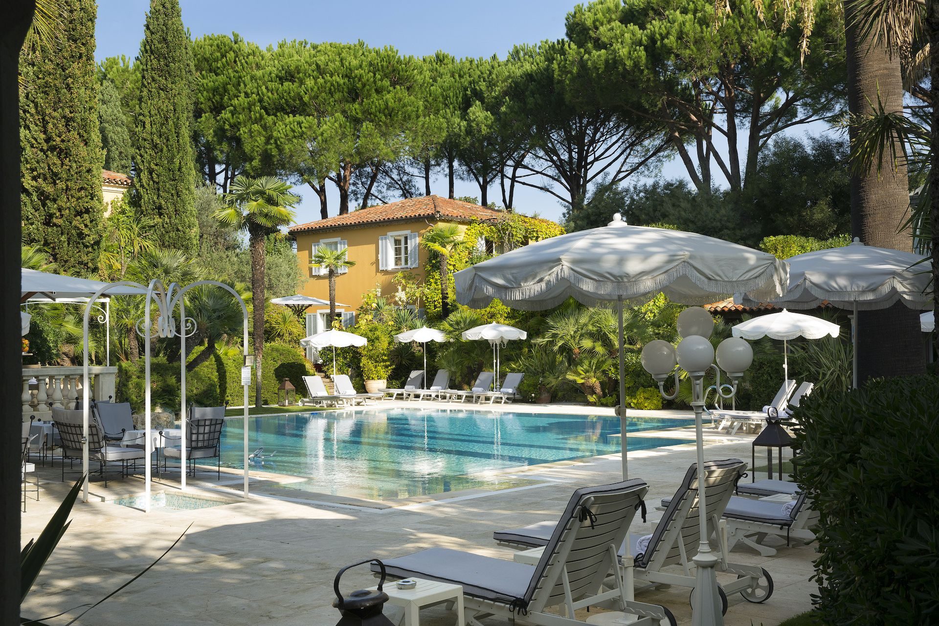 Autour de la piscine, hôtel la Bastide de Saint Tropez @Marc de Delley