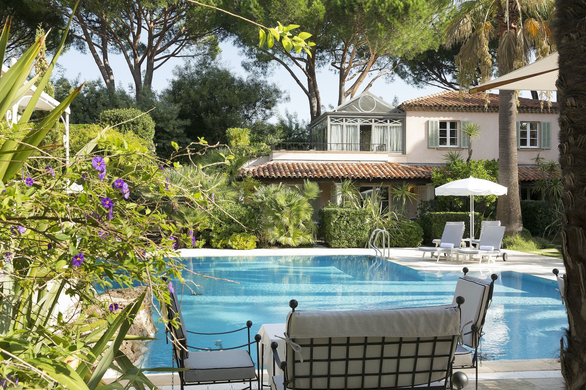 Autour de la piscine, hôtel la Bastide de Saint Tropez @Marc de Delley