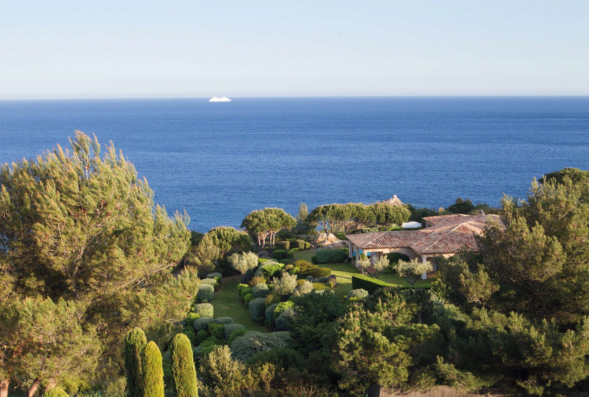 La Réserve Ramatuelle, vue d'une suite de l'hôtel © Grégoire GARDETTE