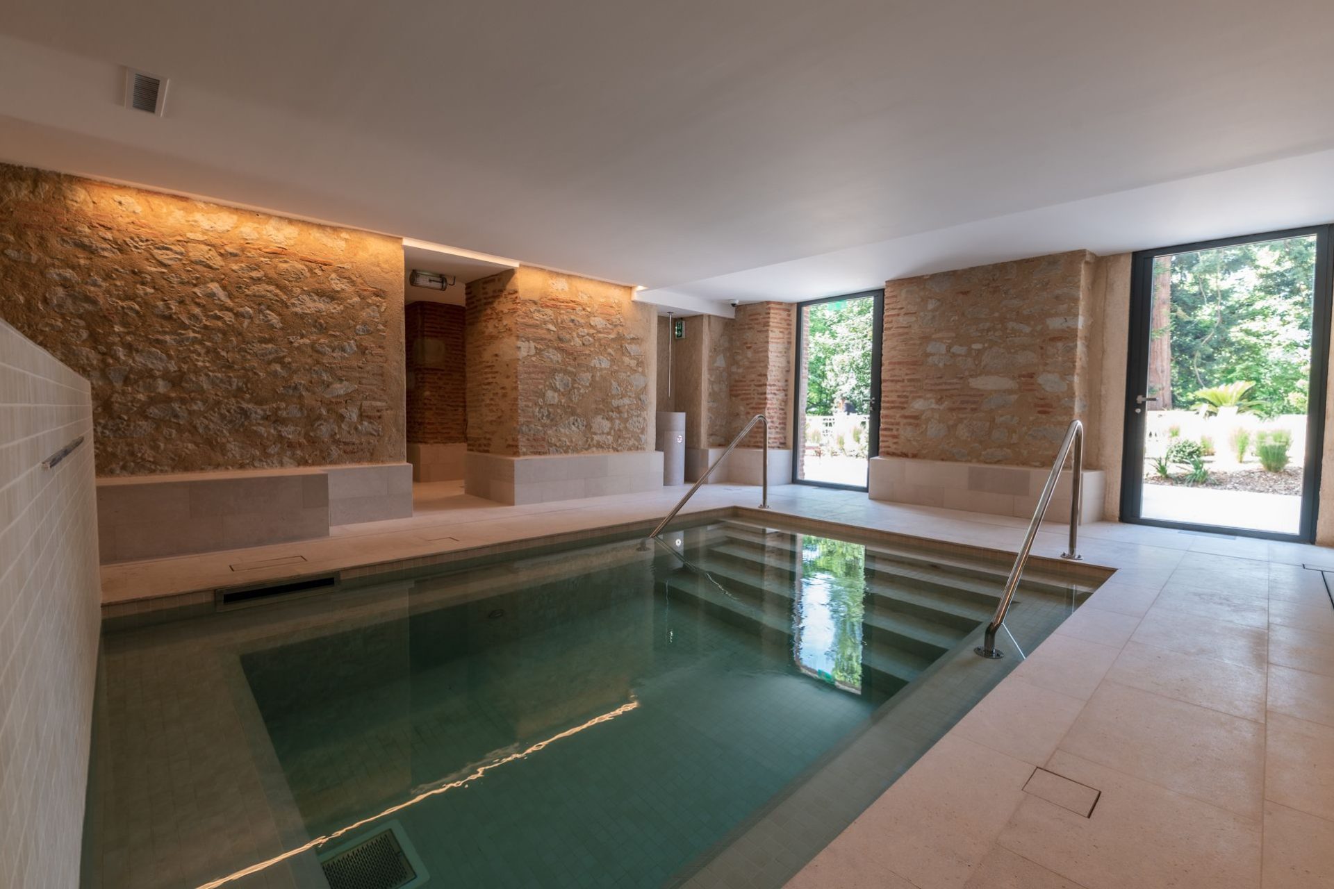 indoor pool spa ©chateau de fiac