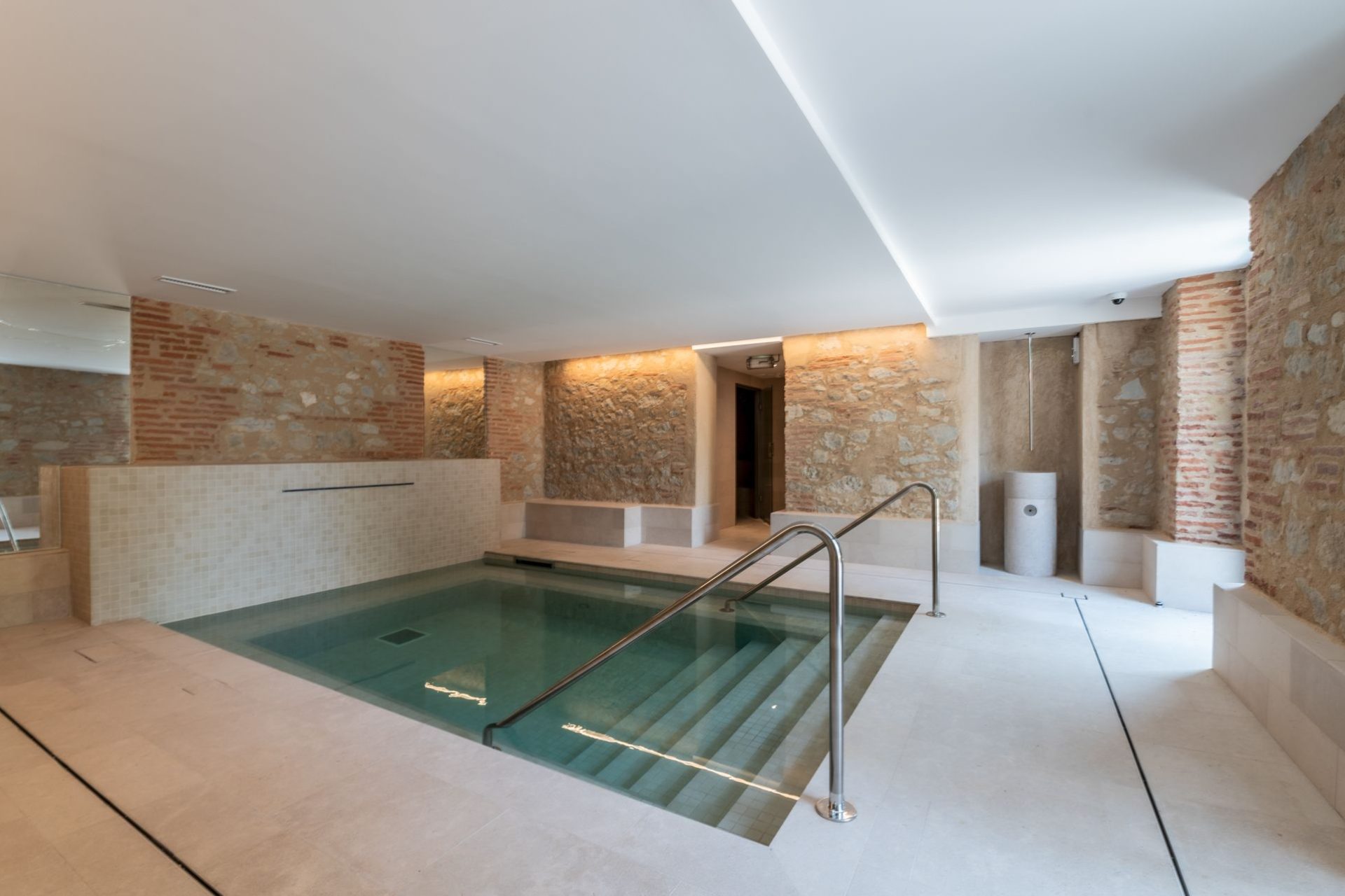 indoor pool ©chateau de fiac
